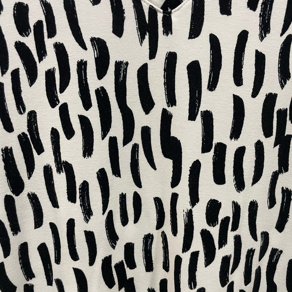 Nine West Abstract White & Black Short Sleeve Top - Picture 2 of 4